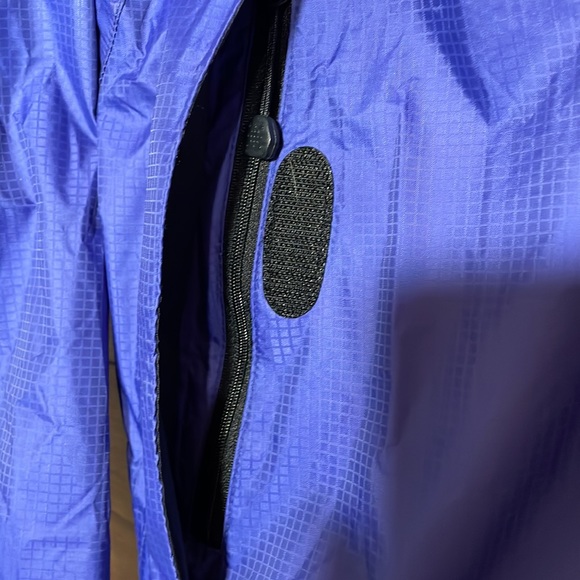 L.L.Bean women’s purple rain jacket size medium - Picture 4 of 16